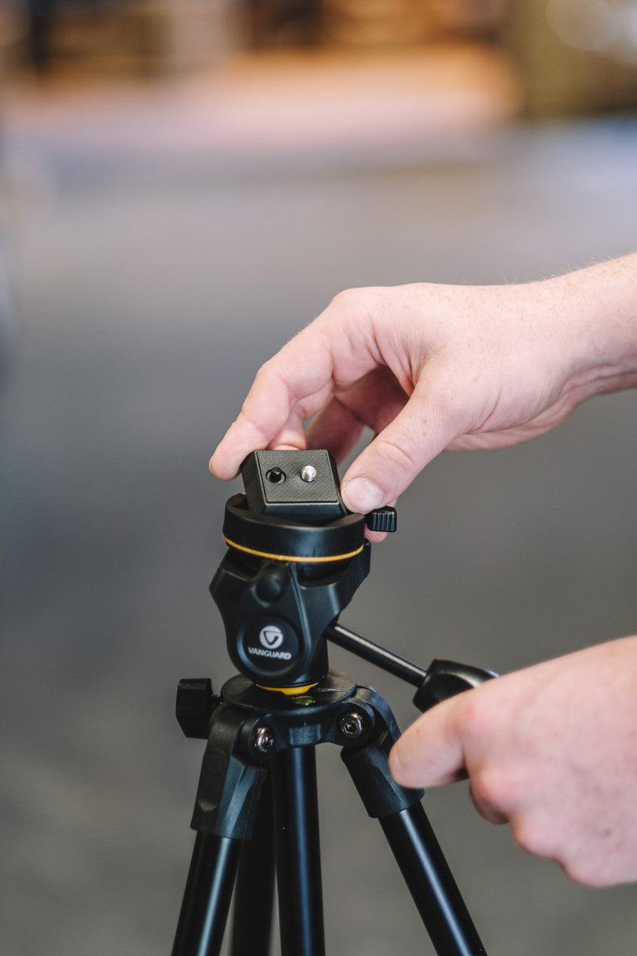 Trípode de aluminio Vesta 203AP con rótula PH-23 