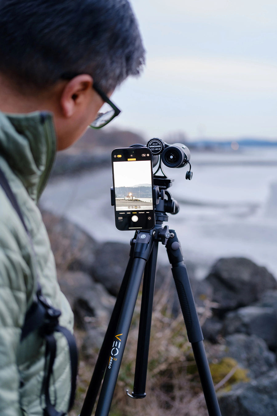 prismáticos VEO HD IV 10X42 + Arnés Veo Optic Guard + Kit Digiscopía Pack Vanguard 